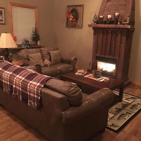 Gas Fireplace, Firepit, And Cedar Adirondack Chair Spencer Eksteriør billede