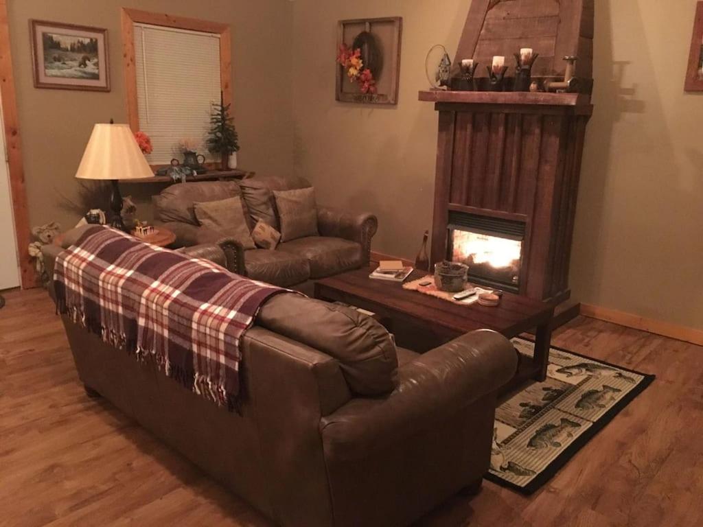 Gas Fireplace, Firepit, And Cedar Adirondack Chair Spencer Eksteriør billede