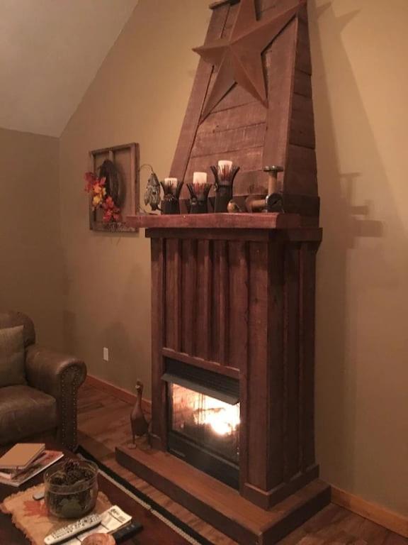 Gas Fireplace, Firepit, And Cedar Adirondack Chair Spencer Eksteriør billede