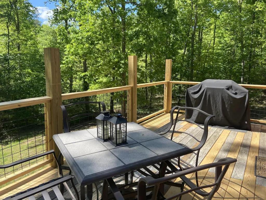 Gas Fireplace, Firepit, And Cedar Adirondack Chair Spencer Eksteriør billede